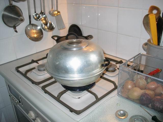 foto001.jpg - De wonderpan staat klaar op het gas. Het glaasje is gerepareerd en we zijn de ouders van Jan en Mien dankbaar dat we deze pan lenen mogen!