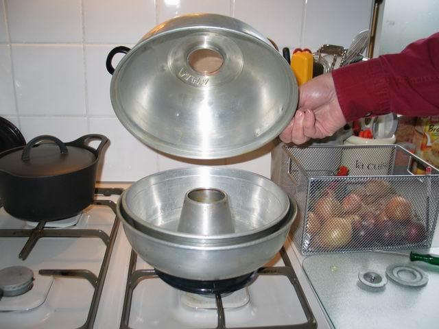 pan2.JPG - Zo ziet de wonderpan er van binnen uit: Dat donkere onderaan is een emaille kokertje waarover een buitenpan staat. Daarbinnen zit de pan waarin het beslag komt. De deksel met kijkglaasje completeert dit gas-oventje!
	