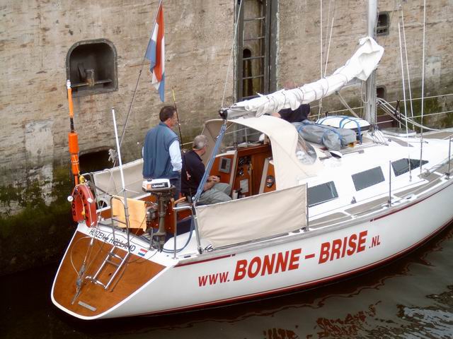 Bone Brise met 2 mtr antenna achterop in sluis Noordzeekanaal